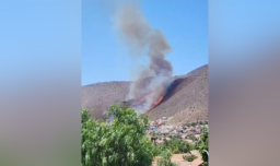 Incendio en ladera de cerro preocupa a vecinos de Pudahuel: intentan contener las llamas con mangueras