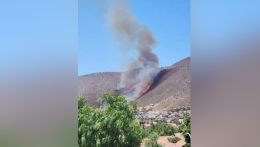 Incendio en ladera de cerro preocupa a vecinos de Pudahuel: intentan contener las llamas con mangueras