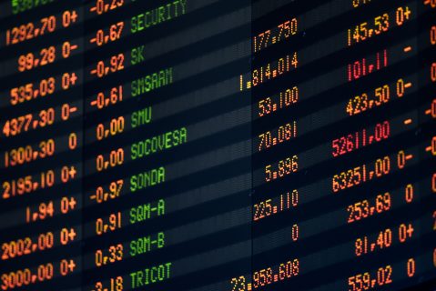 IPSA inicia la última semana del año con leves caídas tras rozar récord de 10.500 puntos