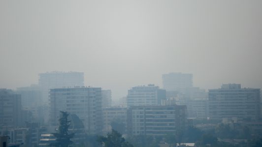 Incendio en San Pedro eleva contaminación al suroriente de Santiago a niveles críticos