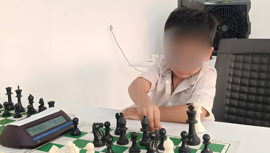Niño de tres años rompe récord mundial tras convertirse en el ajedrecista más joven con calificación FIDE