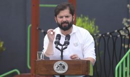 Presidente Boric califica de "inaceptable" la violencia de los "overoles blancos" en el Instituto Nacional