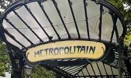 Un hombre ataca con un cuchillo a tres mujeres en el metro de París y huye del lugar