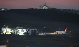 Vuelo con migrantes venezolanos aterriza en Caracas pese a tensa advertencia sobre el espacio aéreo: 127 personas fueron repatriadas