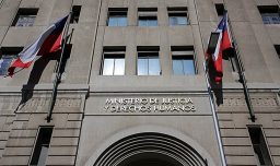 Incendio a metros de La Moneda, en pleno centro de Santiago, obliga a evacuar el Ministerio de Justicia