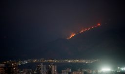 Las impactantes imágenes del incendio en San Carlos de Apoquindo: Siniestro ha consumido 470 hectáreas