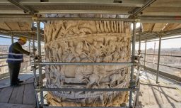 Así es el “lifting” láser de la Columna de Marco Aurelio: Recuperó escenas de guerra talladas hace 1.840 años en Italia