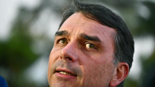 Flávio Bolsonaro será candidato en las elecciones de 2026 en Brasil y se medirá contra Lula da Silva