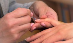 ISP ordena retirar más de 30 nuevos esmaltes de uñas del mercado por contener ingrediente prohibido