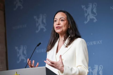 Machado hace su primera aparición pública tras ganar el Nobel de la Paz y asegura que Venezuela pronto será un "país democrático y libre"