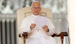 Proyección de imágenes significativas del Papa León XIV durante Navidad en la Plaza de San Pedro