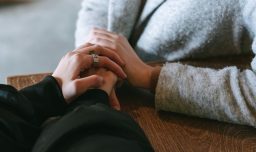 Fiestas de fin de año: Recomendaciones de salud mental para quienes pasan por momentos difíciles