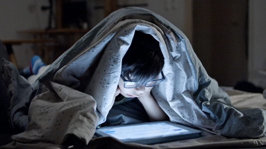 Experta entrega consejos para evitar el uso excesivo de pantallas en niños durante las vacaciones de verano