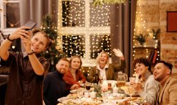 Navidad en Chile: El 77% la celebra en familia, según encuesta de la U. de los Andes