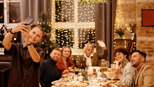 Navidad en Chile: El 77% la celebra en familia, según encuesta de la U. de los Andes