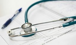 Licencias médicas: Detienen a médicos que entregaron licencias a funcionarios públicos que salieron de Chile