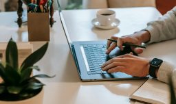 ¿Cómo cuidar la salud durante el teletrabajo?: Experto entrega consejos para prevenir dolor de espalda y cuello desde la casa