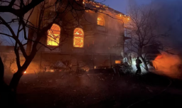 Ataque nocturno de 10 horas de Rusia contra Ucrania reabre tensión diplomática antes de reunión entre Zelensky y Trump