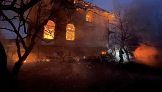 Bombardeo de 10 horas de Rusia a Ucrania reabre tensión diplomática previo a reunión entre Zelensky y Trump