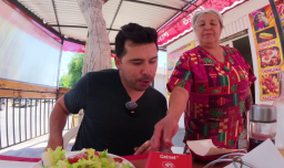 Youtuber chileno conmueve al apoyar a pequeños locales con propinas de hasta 200%