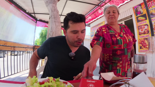 Youtuber chileno conmueve al apoyar a pequeños locales con propinas de hasta 200%