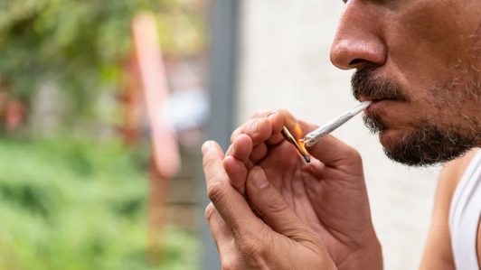 “Scromiting”: La cada vez más común condición que desencadena vómitos incontrolables tras consumir marihuana
