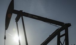 Producción de petróleo de la OPEP cae un 27,5% pero el precio del barril aumentó en 71,3%