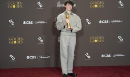 “Adolescencia” arrasó en los Globos de Oro y Owen Cooper se convirtió en el actor más joven en recibir el premio