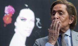 El diseñador italiano Valentino muere en Roma a los 93 años
