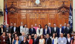 Columna de Mario Saavedra: Políticas públicas digitales en Chile: cómo hacerlo, sobrevivir… y vivir para contarlo (con polerón rosado)