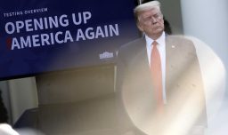 Donald Trump afirma que cierra los ojos en las reuniones con su gabinete porque son “aburridísimas”