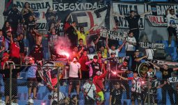 Tras incidentes de barristas de Colo Colo en Uruguay, UDI pide urgencia a proyecto que prohíbe la salida del país a hinchas sancionados