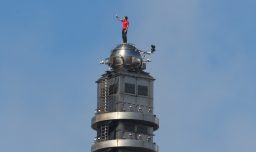 Sin cuerdas ni arnés: Alex Honnold hace historia al escalar con éxito edificio de 101 pisos en Taiwán