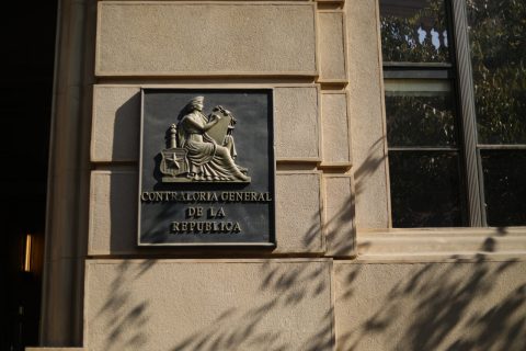 Contraloría detecta irregularidades en Municipalidad de La Reina: Funcionario ejercía simultáneamente dos cargos distintos