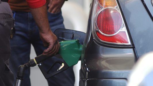 Tensiones en Medio Oriente impulsan alza del petróleo y el cobre marca récord histórico