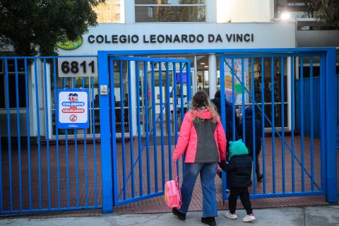Aprueban Ley de Convivencia Escolar que autoriza instalar detectores de armas en colegios: ¿Qué más implica?