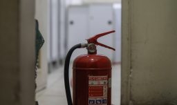 Tras aumento de reclamos por extintores: Inspección del Sernac detectó fallas en la mantención y productos vencidos