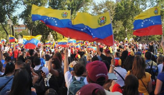 Cadem: 37% cree que corredor humanitario de Kast funcionará y 45% piensa que salida de Maduro tiene efecto positivo para Chile