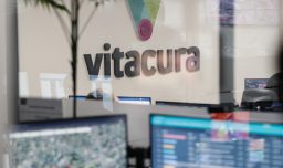 Exfuncionario de Vitacura captado manteniendo relaciones sexuales al interior de municipio interpone demanda por $200 millones