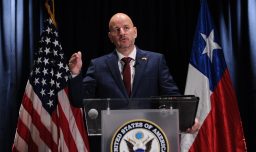 "Quienes deberían...": Embajador de Estados Unidos responde al presidente Boric tras crítica a líderes "serviles" a Donald Trump