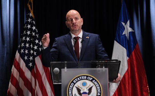 "Quienes deberían...": Embajador de Estados Unidos responde al presidente Boric tras crítica a líderes "serviles" a Donald Trump