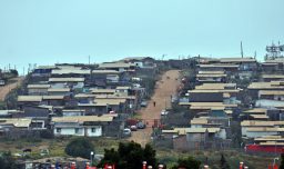 Comenzó desalojo de megatoma de San Antonio: Se reportaron incidentes durante el operativo