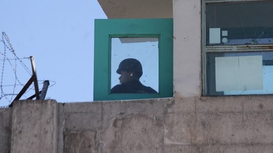 Detienen a 7 gendarmes por cohecho en cárcel de Puerto Montt