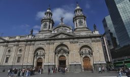 Detienen a sujeto que robó candelabros en la Catedral de Santiago: Cometió delitos similares en Europa