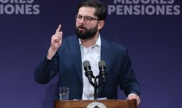 Presidente Boric reporta ataque a un carro de Bomberos en medio del combate de incendios en Angol