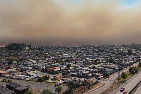 Estados Unidos compromete ayuda a Chile para colaborar en la extinción de incendios forestales