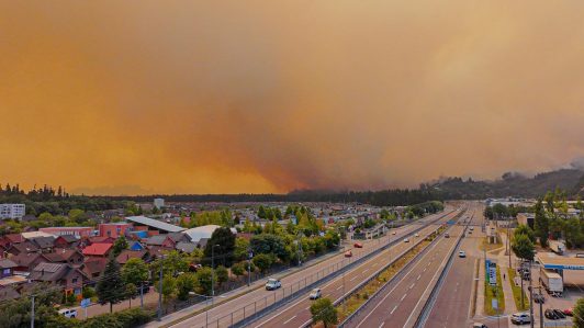 Rutas hacia el Biobío se mantienen cerradas debido a incendios forestales