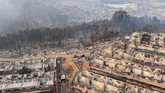 El despliegue en Lirquén para encontrar a las víctimas, una de las zonas más afectadas por los incendios