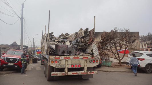 Incendios forestales: Comienzan operativos para limpieza y retiro de escombros en el Biobío