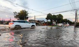 Las impactantes imágenes de autos arrastrados en Maipú tras desborde de río por las lluvias de verano